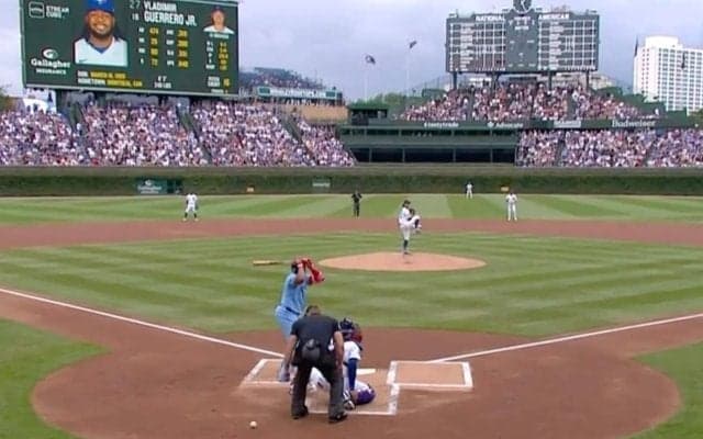 一体、何が起きた…！？ 今永昇太が投げる瞬間→“謎のハプニング”発生　審判の様子がおかしくなる「完全にポロリ」