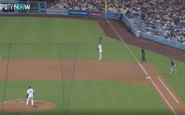 球場騒然！ ド軍の鉄人・フリーマンが「どうかしてる」 骨折しても強行出場→衝撃の超ファインプレー