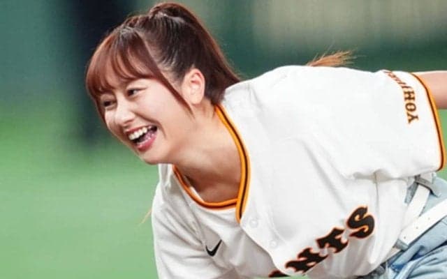 28歳美女の「ビジュ良すぎ」　コロコロ投球に大照れ…お辞儀も深々「綺麗で凛としてて」