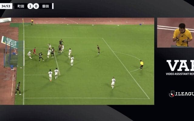 一体なにが…？ Ｊリーグで10分間の試合中断！「初の長さでは？」「機材も暑さでやられたか」VARハンド判定＆トランシーバー故障で異例の事態
