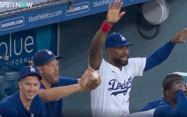 ベンチは何やってんだ…！？ 大谷翔平は「愛されすぎ」 ヒットで喜びすぎた同僚の様子がおかしくなる「めっちゃ嬉しそう」