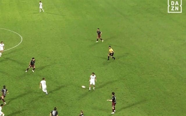 天才すぎる…宇佐美貴史の“ノールックパス”が話題沸騰「なんだそれ！？」「しれっと出した」ワンタッチで同点ゴール演出の瞬間