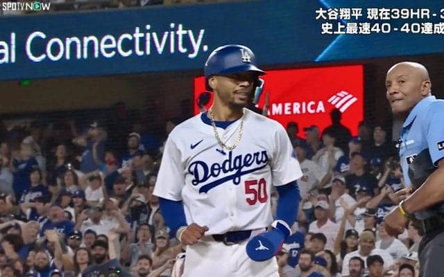 マジかよ…まさかのアウト判定にベッツも呆然！ 爆肩ノーバン送球→“際どすぎる”本塁憤死 「凄いバックホーム」ファンの度肝抜く