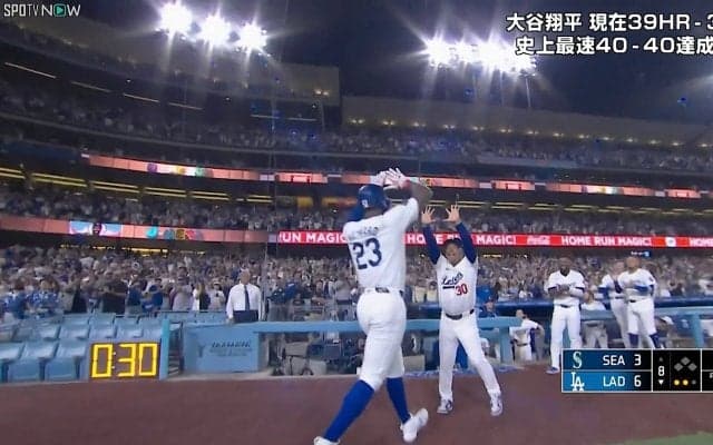 激怒→猛抗議→大興奮！ 大忙しの“ロバーツ劇場”にファン沸騰 「監督ニコニコ」「可愛い」大谷翔平も出迎えた劇的代打弾の瞬間