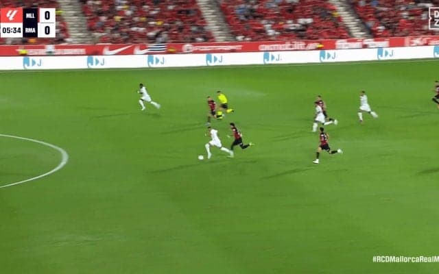 速すぎて主審も間に合わない…エンバペ、急加速する神スプリントにファン震撼！「笑っちゃう」「ファウルしかない」「PKだろ」