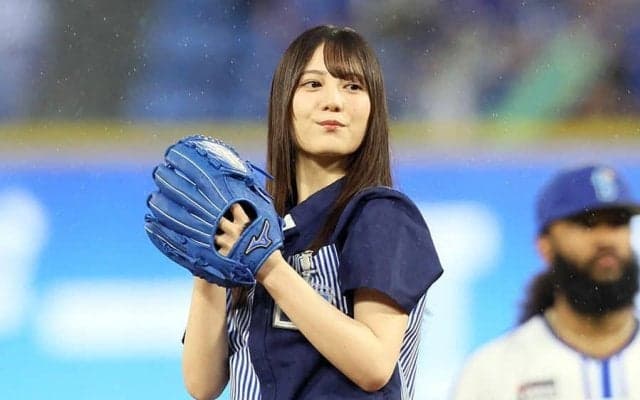 人気アイドルが“制服姿”で登場　注目の一投にスタジアム喝采…大役任され笑顔でペコリ