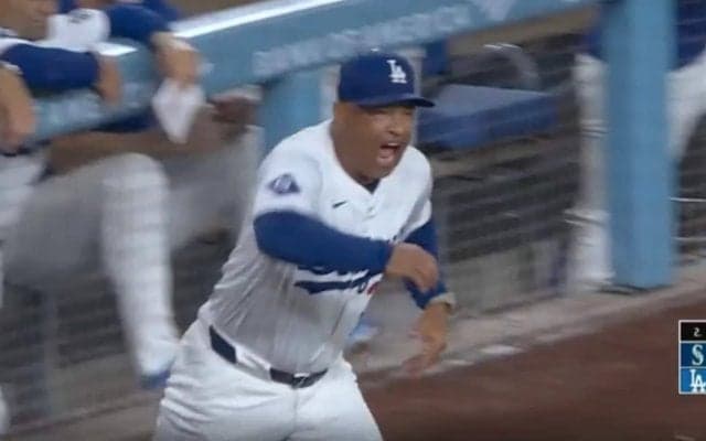 ド軍監督、ブチギレて“猛ダッシュ”！ 疑惑の判定にベンチから爆速飛び出しで猛抗議