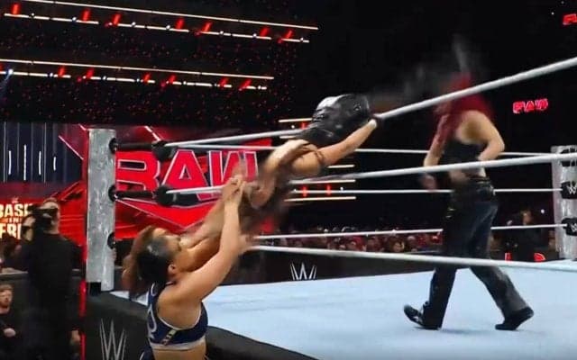 こんな空中技あまり見たことない…日本人女子レスラー、“不自然”落下の妙技に騒然 敵を一網打尽も「ミスかと思った」ファン困惑