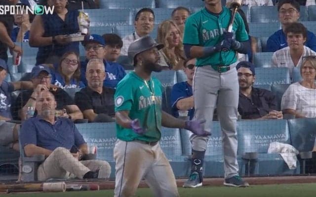 お前！ペチャクチャ言ってろよ！ 故意に死球→挑発されてブチギレ！ “腕組み男”がド軍投手に詰め寄って“乱闘未遂”