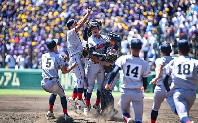 泣き崩れる相手に…京都国際がグラウンドで見せていた“お辞儀”　行動で伝えた「感謝」