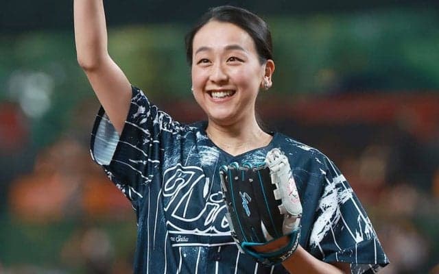 変わらぬ美貌で「スタイル抜群」　華麗に投じた1球にファン仰天…「大人っぽくなった」