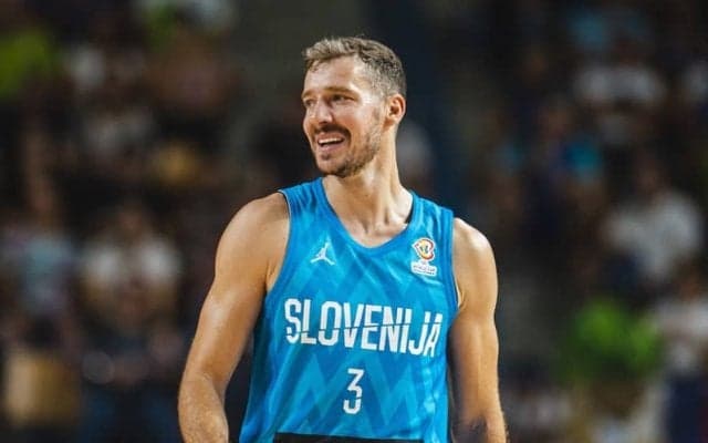 引退試合に臨むゴラン・ドラギッチ…スロベニア代表チームの背番号3が永久欠番に