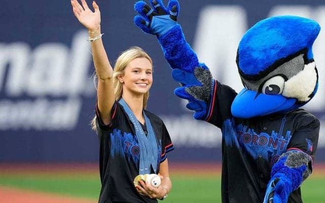 18歳“最強美女”が始球式に「美しい！」　X騒然「こんな美人金メダリストがいたのか…」