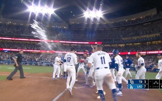 こんな光景見たことない！ 大谷翔平、劇的サヨナラ満塁弾で「40-40」達成の瞬間　観客も同僚も監督も…誰もが熱狂した球史に刻む名場面