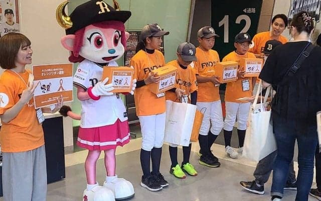 子どもの虐待防止へ「オレンジリボン運動デイ」開催　Bs戦前に学童選手が呼びかけ