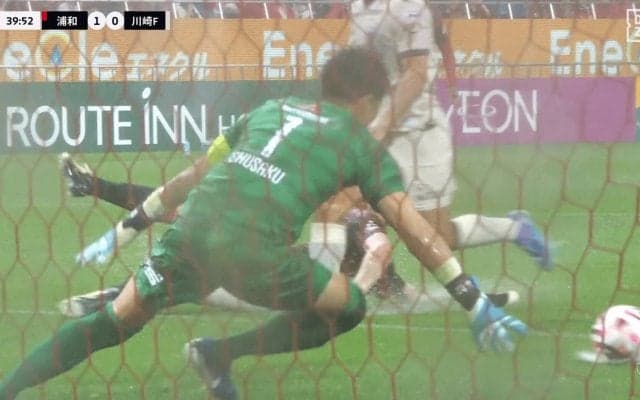 「サッカーにならん…」雷雨で試合中止！ 高速クロスが“水溜まり”で大失速した瞬間「雨すさまじいな」浦和vs川崎でまさかの事態