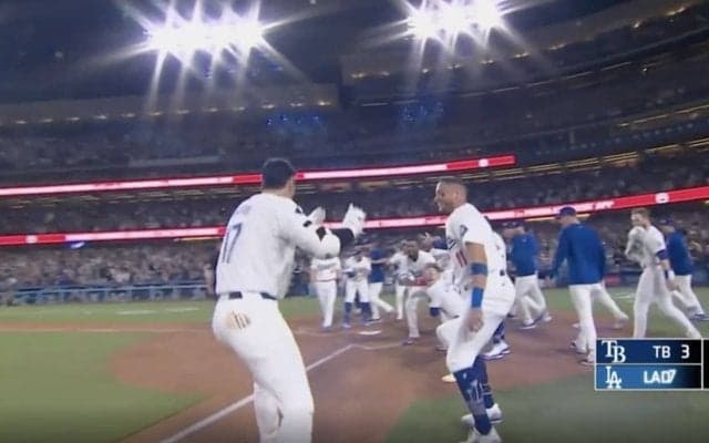 大谷翔平、“サヨナラ満塁弾”でハプニング「そっちはダメ」 興奮しすぎて“まさかの行動”に「危ない危ないｗ」