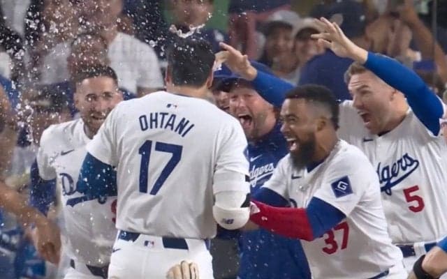 「涙が出そうだ」大谷翔平とフリーマン、歓喜の“HRパフォーマンス”が話題沸騰！ 喜び分かち合う「エモい」光景にファン感涙