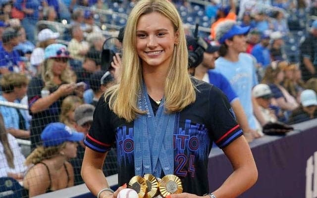 「可愛すぎる」国民的18歳美女が豪快投球　ブロンドヘアひらり…大役終え「最高だったわ」