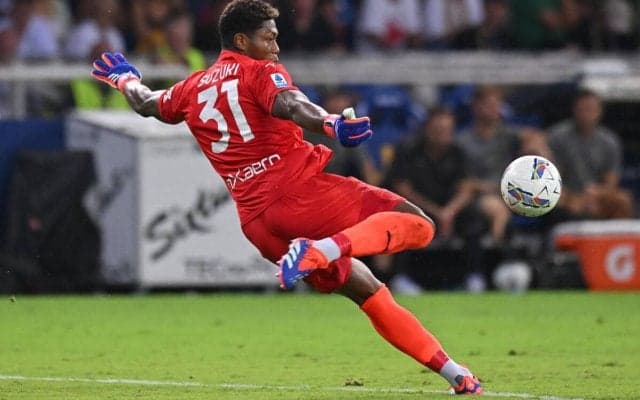 パルマ鈴木彩艶がミラン戦勝利後に舞う！　約束の”Bling-Bang-Bang-Bornダンス”を披露　「これはザイオン人気者になるな」