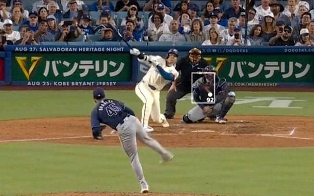 それで入るの…！？ 大谷翔平、衝撃の41号アーチは「ほぼ膝ついてる」 泳がされながらのスタンドインに球場騒然