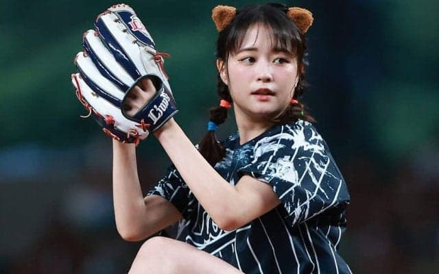 28歳美女が「可愛すぎる」　ショーパンで豪快足上げも“絶叫投球”…大暴投にあちゃ