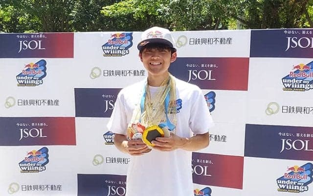 パリ五輪銀メダリストの安楽がボルダリング体験会に参加　子どもたちの手作りメダルに笑顔