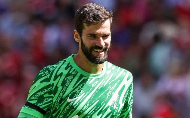 「金額を聞くと少し惹かれる」 リバプール守護神アリソン、サウジからの関心認めるも「ここで本当に幸せ」