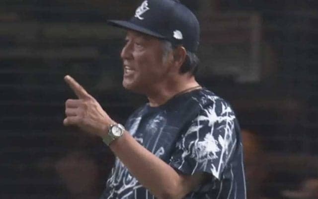 激怒の西武指揮官を「なだめている」　乱闘阻止…輪から剥がした“意外な人物”にX注目