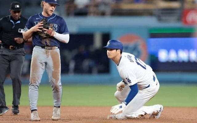 敵軍主力も大谷翔平と交流したい？　試合中なのに“ペタペタ”…X騒然「めっちゃ触られとる」