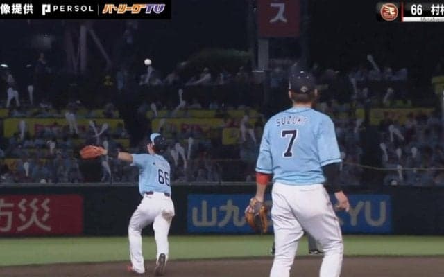まるで漫画！？ド派手に弾いたボールを…楽天・村林一輝が“神捕球”でエラー回避した瞬間「やっぱ守備職人」「カッコよすぎ」