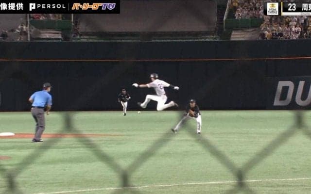 えっ？塁間にハードルあった！？ソフトバンク周東が見せた“跳躍力MAX”の神すぎる回避テクがスゴすぎる