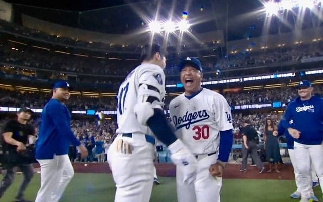 大谷翔平の歴史的サヨナラ満塁弾でロバーツ監督“破顔”　歓喜の咆哮にファン注目「可愛いすぎる」「何度も見てしまう」