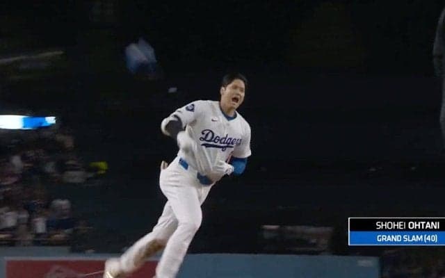 大谷翔平、投げたヘルメットが女性カメラマンに直撃…！ まさかのハプニングにも大興奮「幸運を運んでくれるかも」