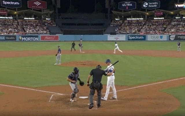 批判殺到！ 大谷翔平を“無警戒”「油断しすぎ」 怠慢すぎる投手から“余裕の盗塁”で「これじゃ走られる」