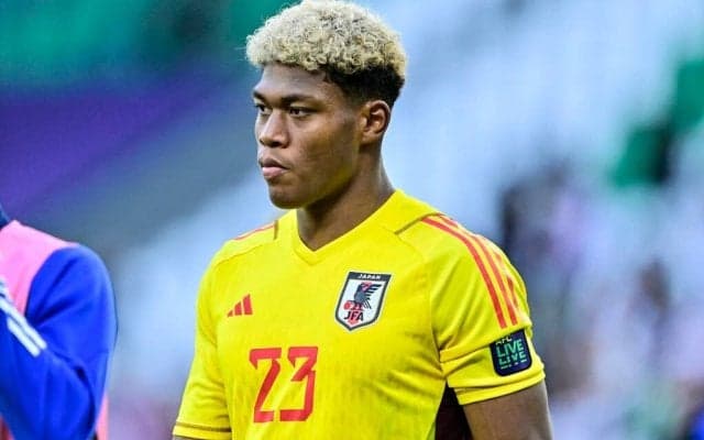 「めっちゃ照れてんじゃねえかw」パルマGK 鈴木彩艶が勝利後にまさかの“Bling-Bang-Bang-Bornダンス”披露！「おもちゃにされとる笑」「愛されとるなw」の声