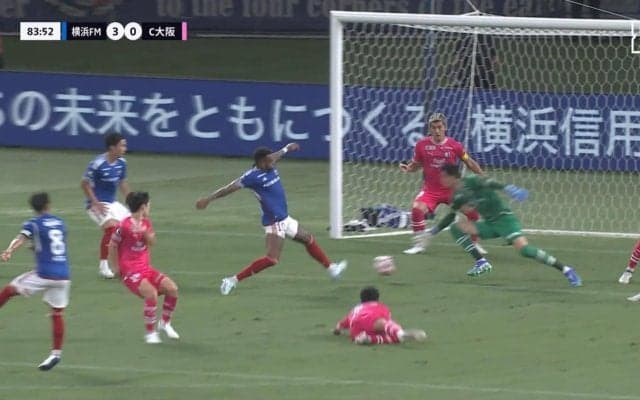 「え？なんで？」手を挙げてゴールをアピールする選手が2人「何が起きた？」公式も実況も見落とした“奇跡のワンタッチ”の瞬間