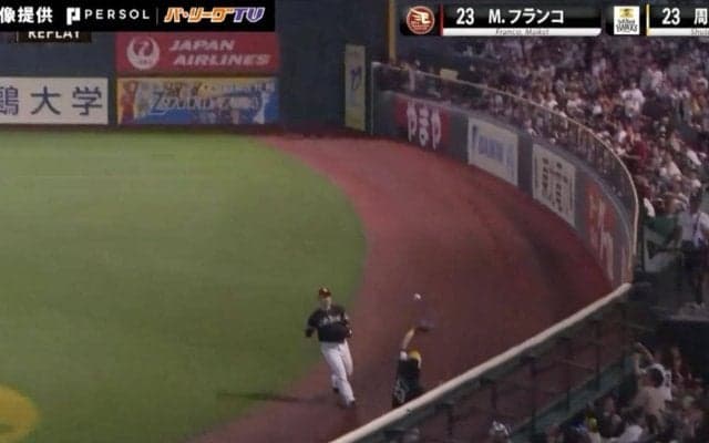 そこ捕るか！？ホームラン性の打球をスーパーキャッチ　ソフトバンク・周東佑京の“神捕球”が話題「ナイスプレー！」「守備範囲イカれてる」