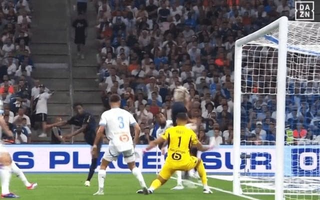 伊東純也が“まさかのアシスト”でファン驚愕「抜群のブラインド（笑）」「めっちゃ避けた」味方のシュートをギリギリでかわした瞬間