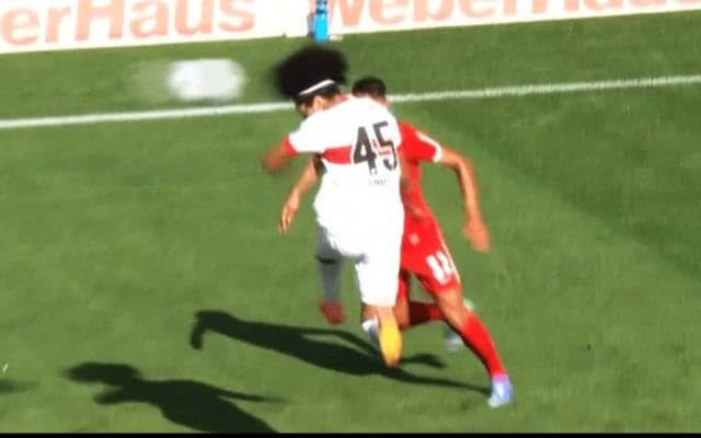 「新ボンバーヘッドだ！」日本人DFチェイス・アンリ、ブンデス・デビュー戦で強烈ヘディングをかます！「中澤かよ」「ナイスだ」ファン興奮