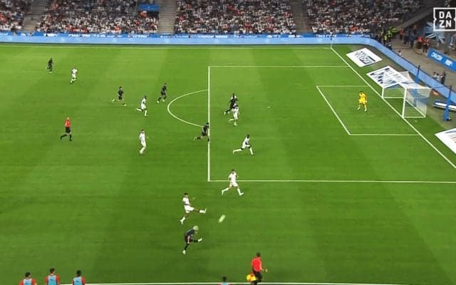 日本代表でも見たい！ 伊東純也が必殺“高速ピンポイントクロス”を炸裂「おし－！」「決めて－！」アシスト未遂にファンが叫んだ瞬間