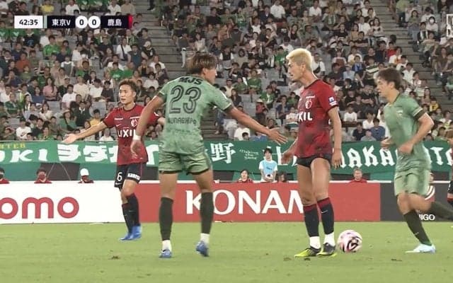 「めっちゃキレてる」鈴木優磨、二度の足踏みに激昂して“握手拒否”→低姿勢かつ強引に手を握られて困惑の瞬間「バチギレやん」