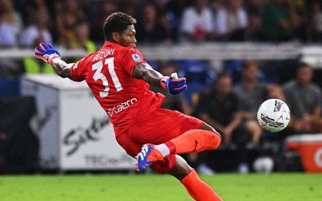 GK鈴木彩艶がアシスト未遂！「凄すぎるって」「フィードはマジで武器」超絶パントキックで速攻のトリガーになった瞬間