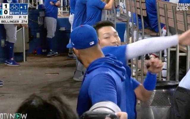 何が起きた？ 鈴木誠也、チームメイトと“叩き合い”！？ ベンチでの“謎の儀式”に「あれ、なんなん？」