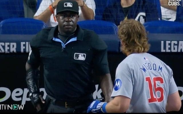 ブチギレ！一発退場！ バット放り投げ、ヘルメット叩きつけ… 打者vs審判が“怒りの睨み合い”で一触即発