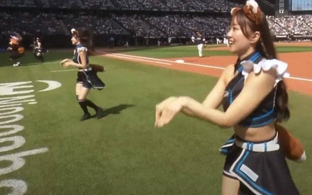 美人チアに“違和感”「ヒグマが混ざっとる」　異色コラボにファン興奮「可愛いがすぎる」