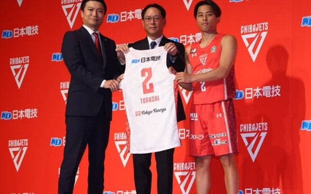 渡邊雄太の入団に「驚き喜んだ」日本電技が千葉Jとユニフォームパートナー契約