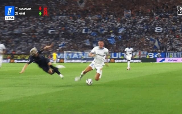 “鬼チャージ”の伊東純也、敵と一緒に吹っ飛ぶ！「守備えぐっ」「感情が入ってて良いね」爆速プレスバックからボール奪取した瞬間