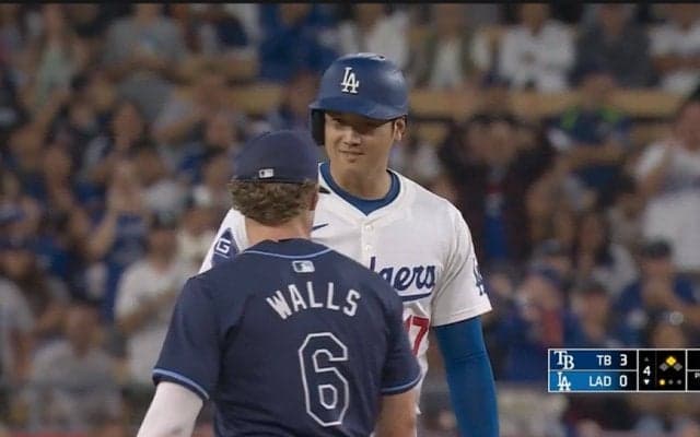 ショウヘイ、おめでとう！ 大谷翔平を相手野手が“続々”祝福　オオタニさんの動きが「お茶目すぎる」塁上のひと幕に大注目