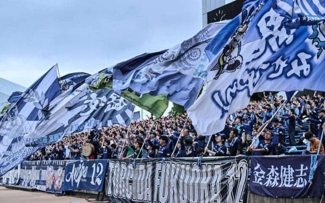 「なにイチャイチャしてんのｗ」日本通算11年目のブラジル人FWの試合中の“コミュニケーション術”が話題！「コミュ力高すぎる！笑」「徳真素直に答えるなw」の声